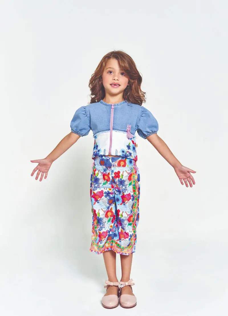 BLUSA MANGA CURTA COLECAO JARDIM REAL CORES JEANS E BRANCO